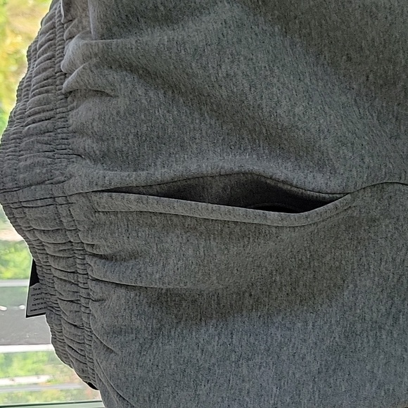 Under Armour Shorts, MENS GREY W/BELT, SIDE POCKETS, BACK SNAP POCKET, PULL-ON - Picture 4 of 5